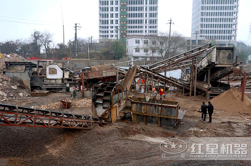 移動(dòng)磚石建筑垃圾破碎機(jī)作業(yè)現(xiàn)場